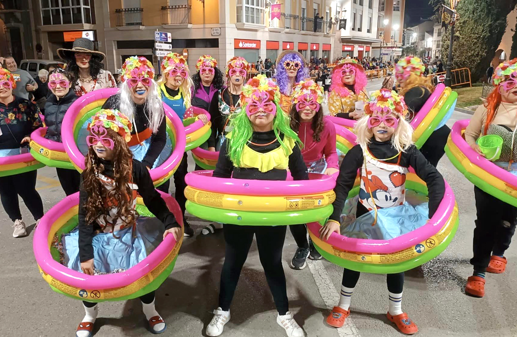 El pasacalles de Máscaras del Martes de Carnaval bate récord de participación